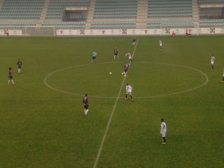 Momento del comienzo del partido disputado hoy en La Balastera