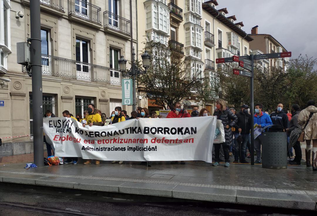 Movilización de los trabajadores de Alestis frente al Parlamento Vasco