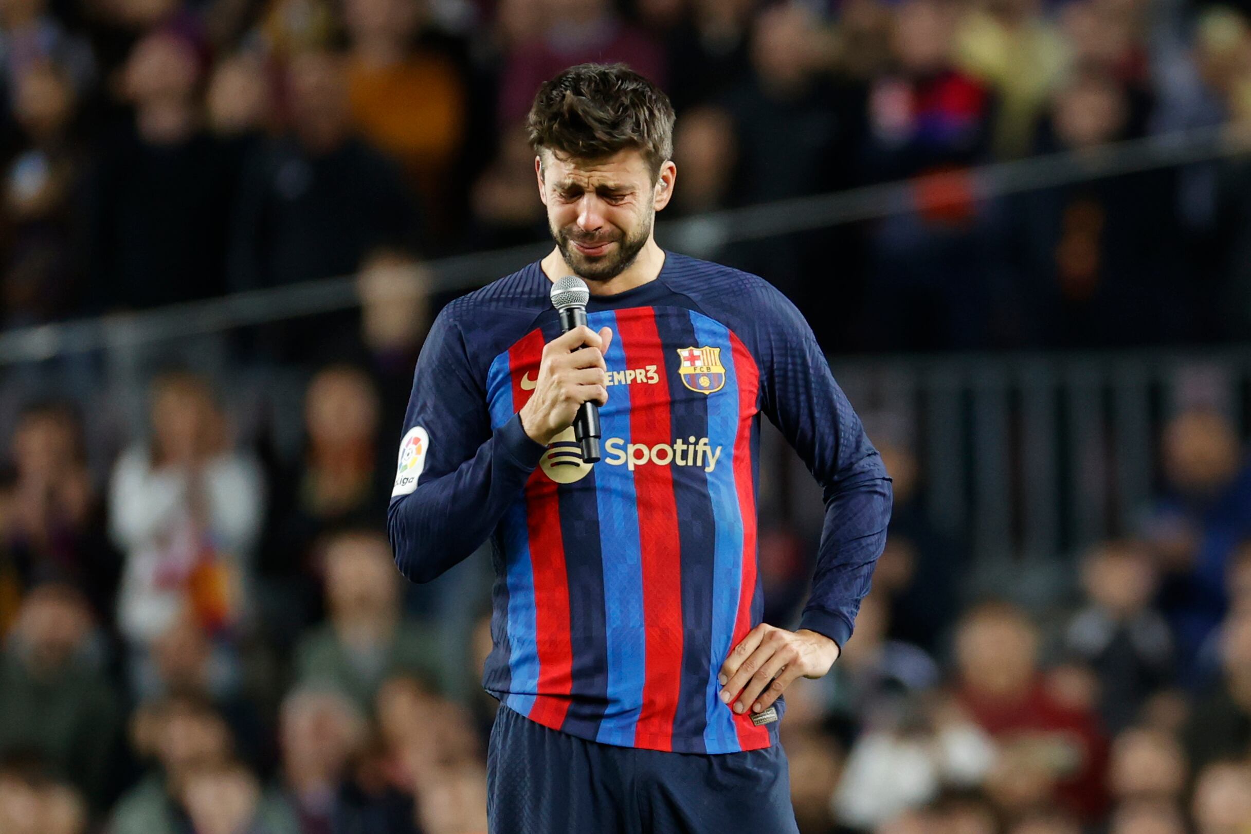 Piqué, visiblemente emocionado en su discurso de despedida