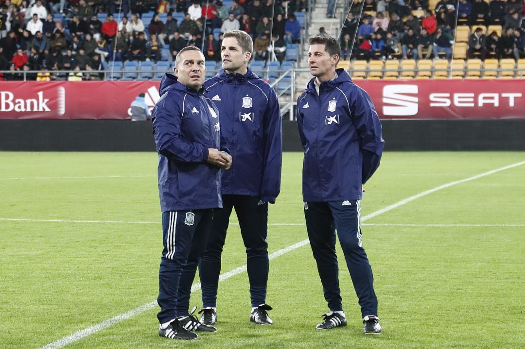 Jeús Casas junto a Rober Moreno en el césped de Carranza