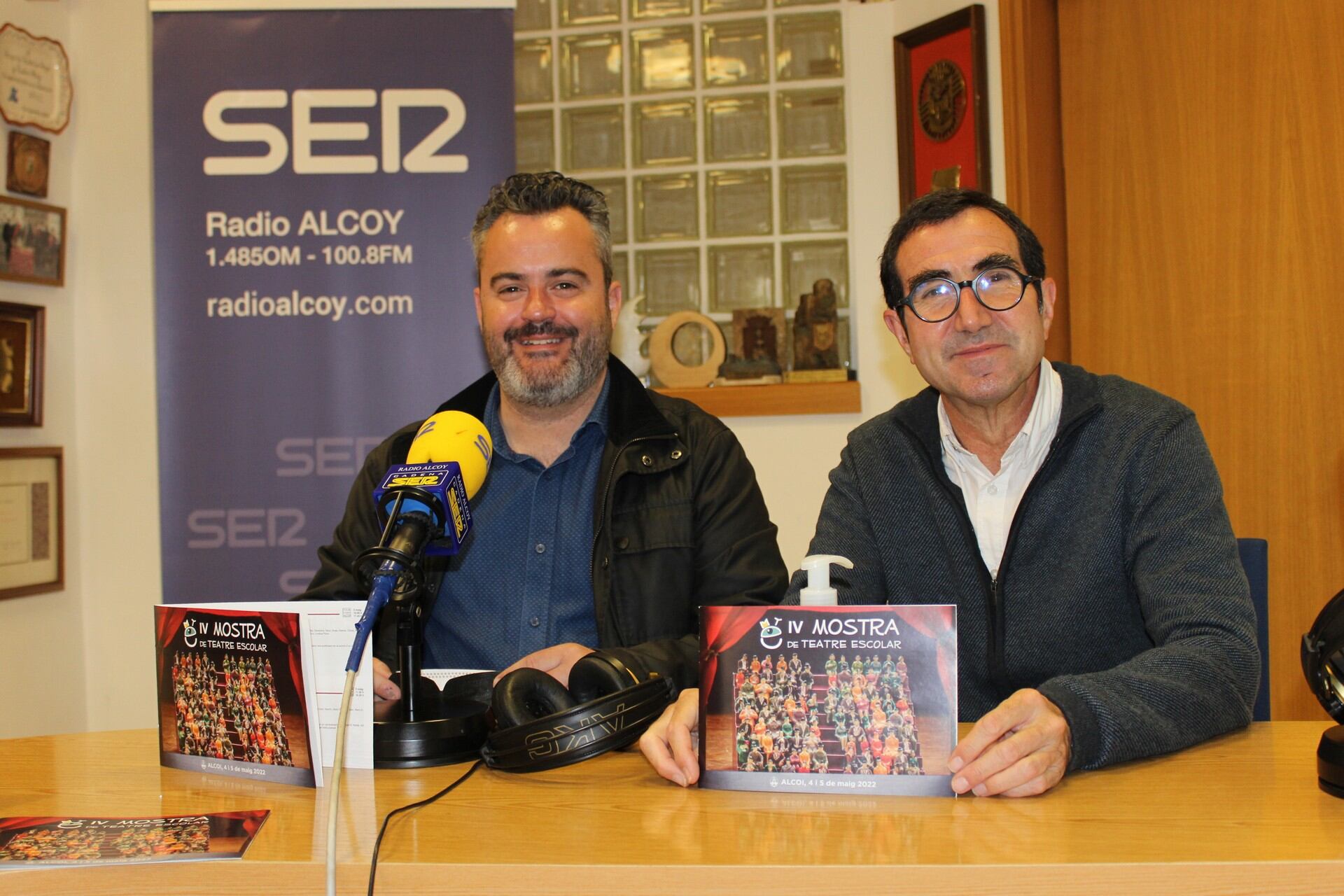 Raül Llopis, regidor de Cultura, i Jordi Silvestre, regidor d'Educació, rere presentar la IV Mostra de Teatre Escolar en 'Tragaluz'.