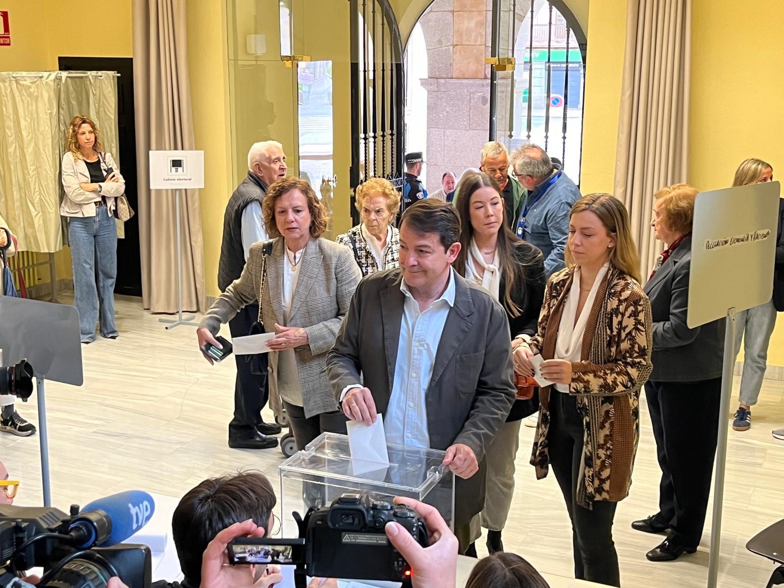 Alfonso Fernández Mañueco vota en Salamanca