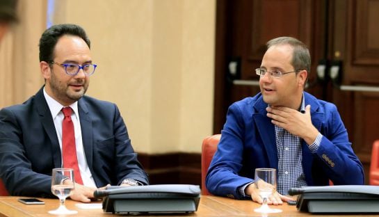 GRA221. MADRID, 18/07/2016.- El portavoz del PSOE en el Congreso, Antonio Hernando (i), y el secretario de Organización César Luena hoy en el Congreso de los Diputados, donde han participado en la última Diputación Permanente de la XI legislatura. EFE/Zip