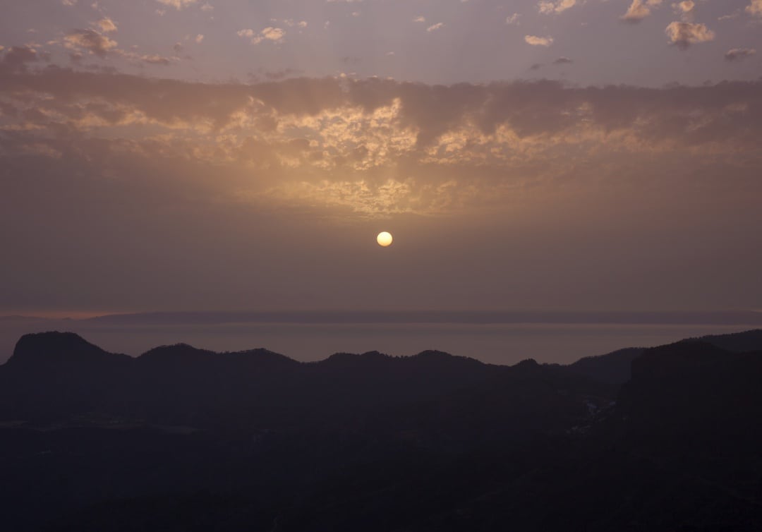 La isla de Tenerife vista desde la Caldera de Tejeda (Gran Canaria) envuelta en calima. La Agencia Estatal de Meteorología prevé que se disime el polvo en suspensión conforme avance este lunes