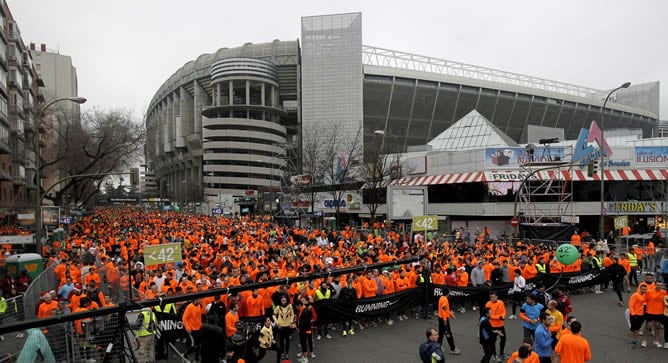 Unos 39.000 corredores permanecen en la avenida de Concha Espina de la capital desde donde ha partido la San Silvestre Vallecana popular