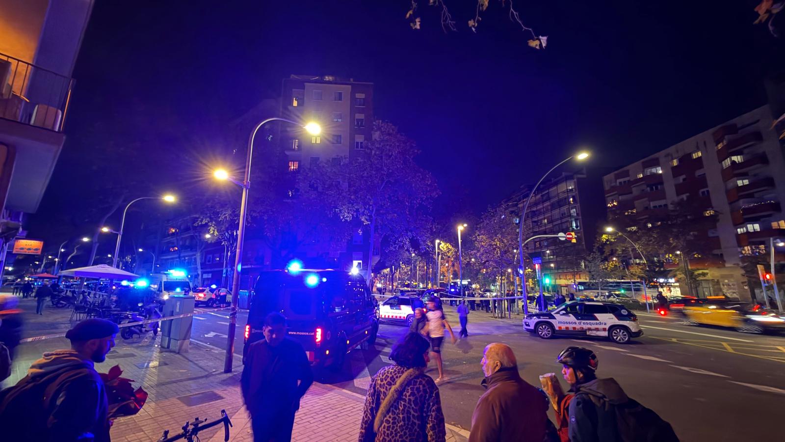 Varias personas se aglomeran en la zona donde ha ocurrido el tiroteo.