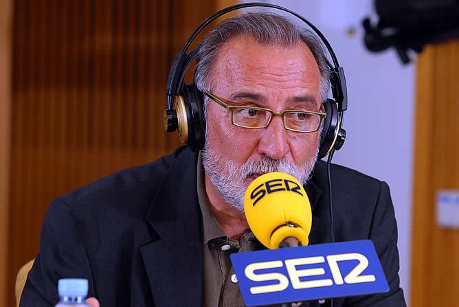 Pere Navarro, durante la entrevista en el programa &#039;Hora 25&#039; de la Cadena SER (Foto: Pedro Menéndez).