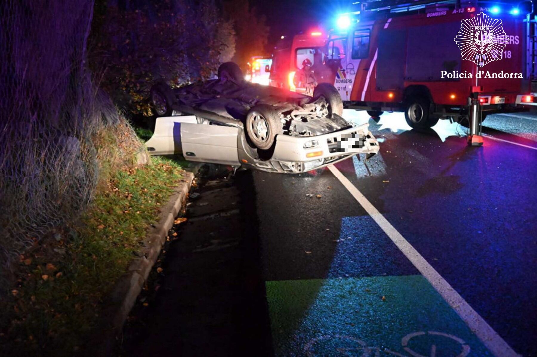 Imatge del vehicle bolcat al mig de la CG-2