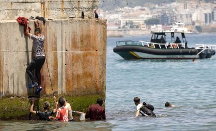 Varias personas intentan saltar la valla de Ceuta