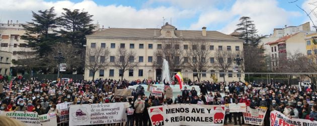 Manifestación en la plaza de España de Cuenca a favor del tren convencional el 19 de diciembre de 2021