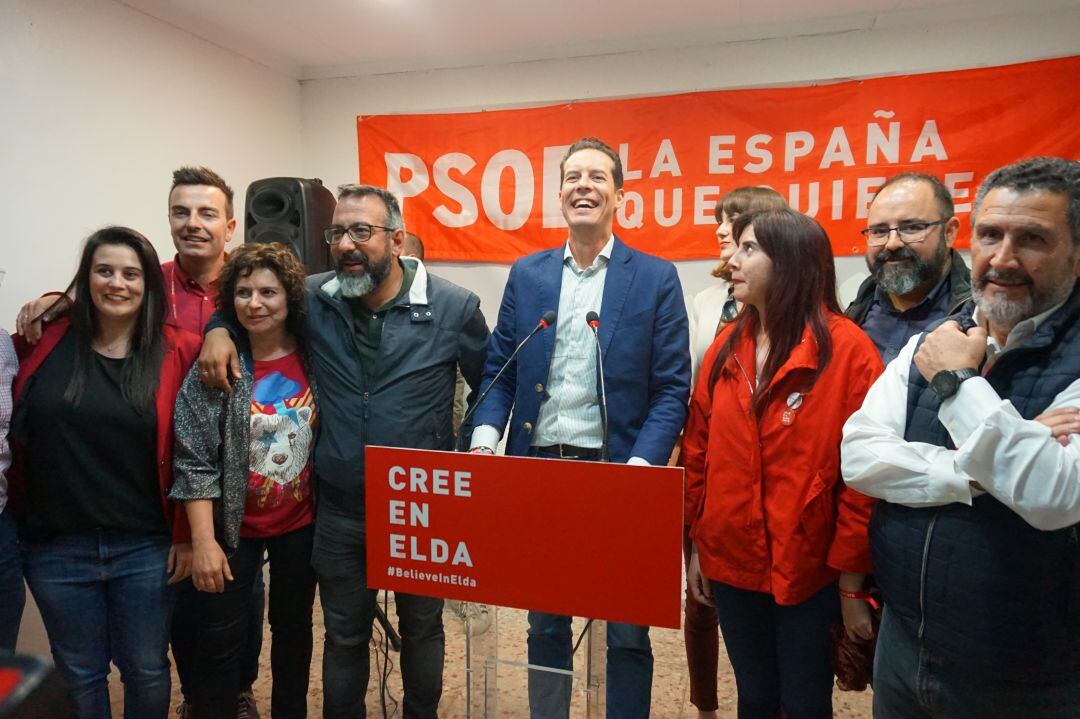 Rubén Alfaro celebra el triunfo electoral con parte de su equipo