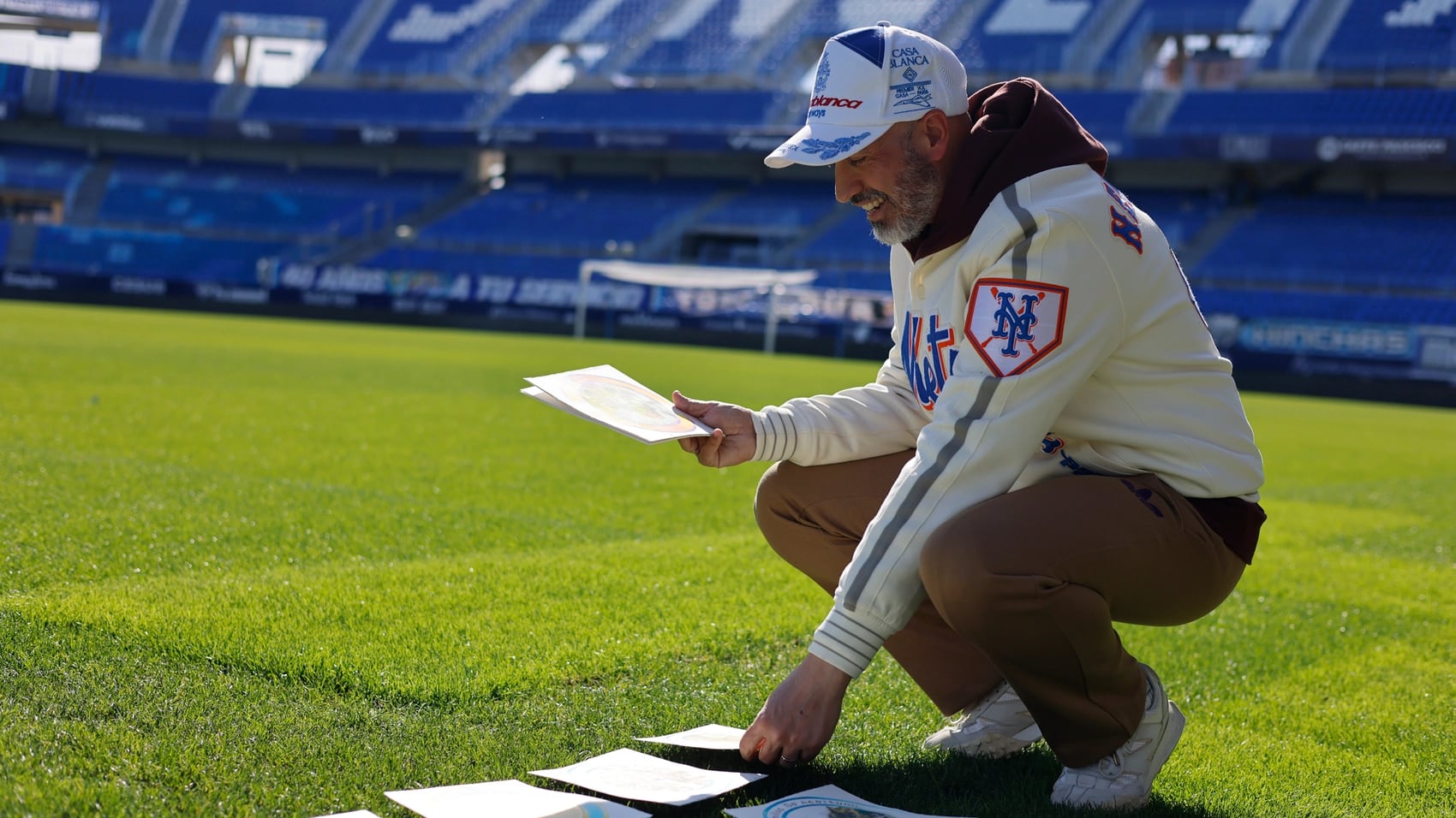 El artista malagueño José Luis Puche presenta una colección de brazaletes sobre los distritos de Málaga