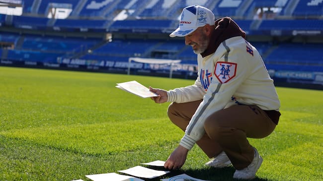 El artista malagueño José Luis Puche presenta una colección de brazaletes sobre los distritos de Málaga