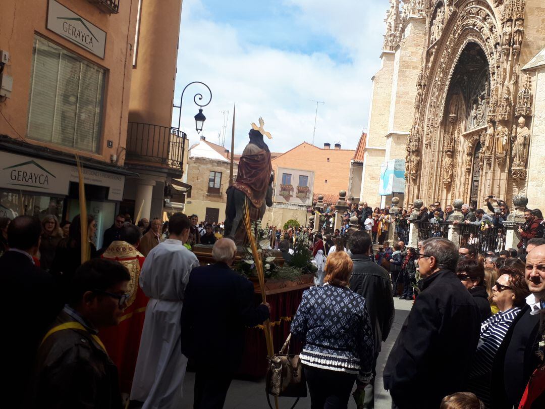 El paso de La Borriquilla a su paso por la iglesia de Santa María.