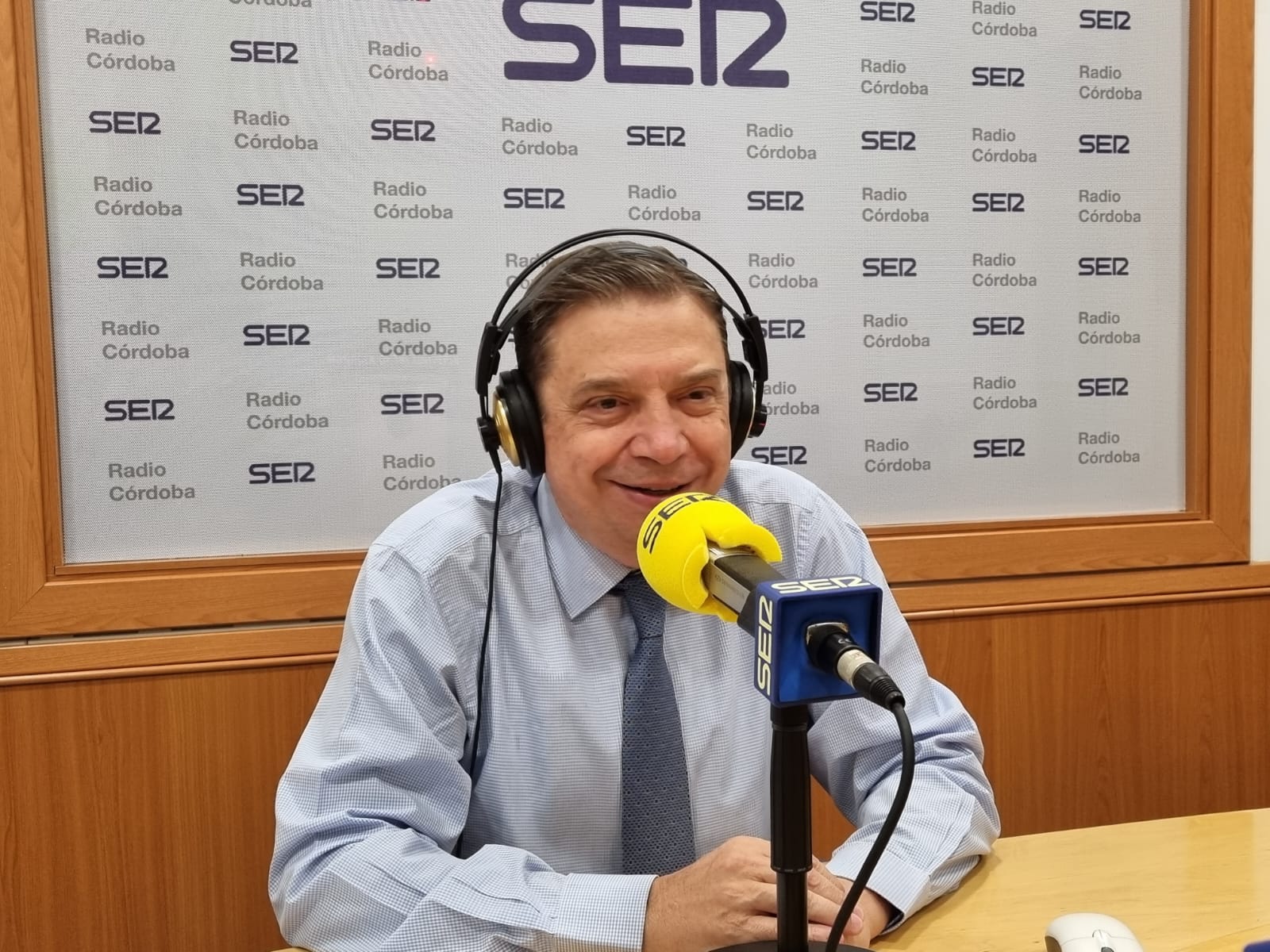 El ministro de Agricultura, Pesca y Alimentación, Luis Planas, durante una entrevista en Radio Córdoba para el programa Surco y Marea de la Cadena SER Andalucía