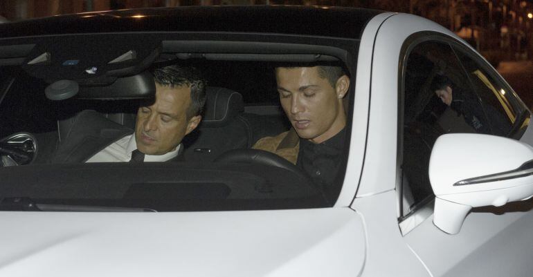 Mendes y Cristiano Ronaldo, en el coche del delantero portugués