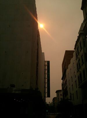 El cielo de la ciudad de Valencia amanece nublado por el humo del incendio que asola la comunidad desde el pasado jueves.