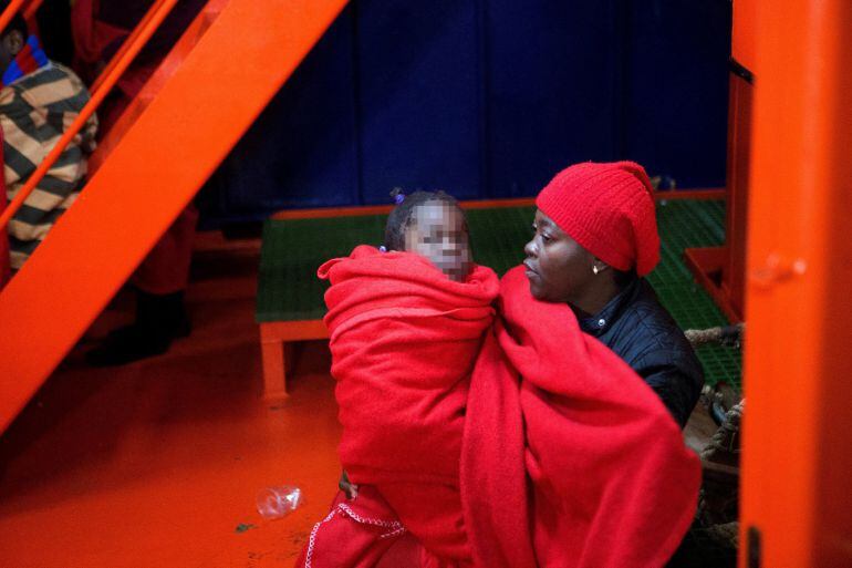 Llegada al puerto de Motril de las 58 personas de origen subsahariano, entre ellas once mujeres y una niña de corta edad, que viajaban en una embarcación que se encontraba a 16,5 millas al este de la isla de Alborán. Según han informado a Efe fuentes de S