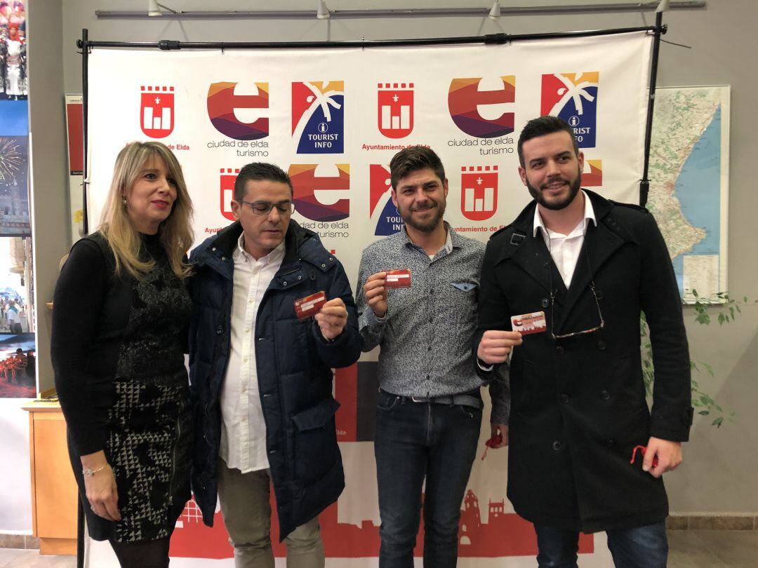 Los actuales embajadores Moro y Cristiano, además del presidente de Junta Central han recibido el carnet de embajadores de Elda