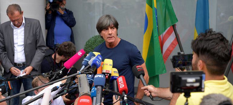 Löw atiende a la prensa a su llegada a Frankfurt