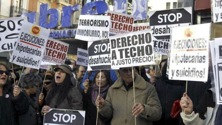 Pancartas contra los desalojos en una protesta en Madrid