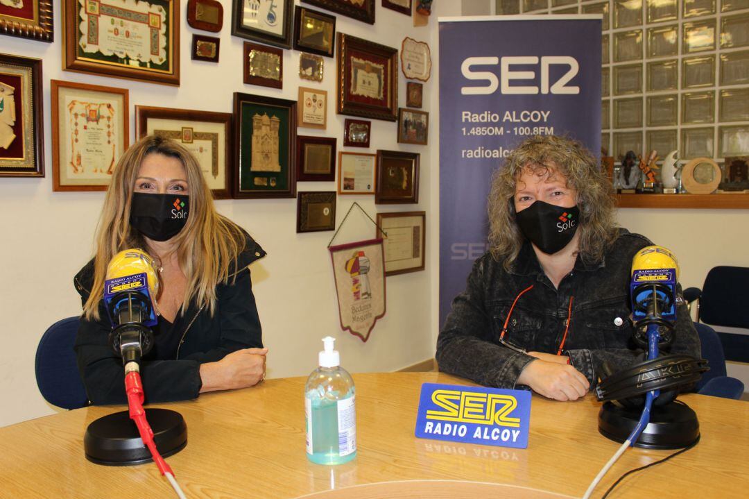 María José Grau, vocal, y Marcela Ripoll, presidenta, de Solc, en el estudio de Radio Alcoy
