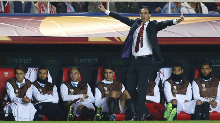 Unai Emey, dando órdenes a sus jugadores durante el partido ante el Mönchengladbach. EFE