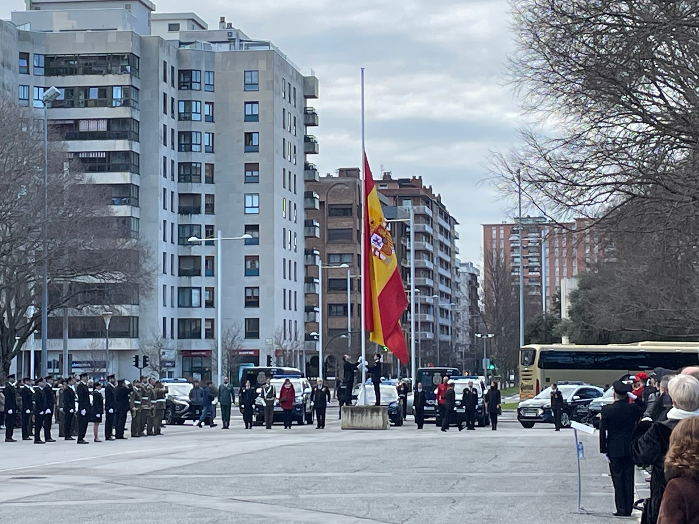 Izado de bandera en el acto del 200 aniversario de la Policía Nacional en la plaza de Antoniutti, en Pamplona.