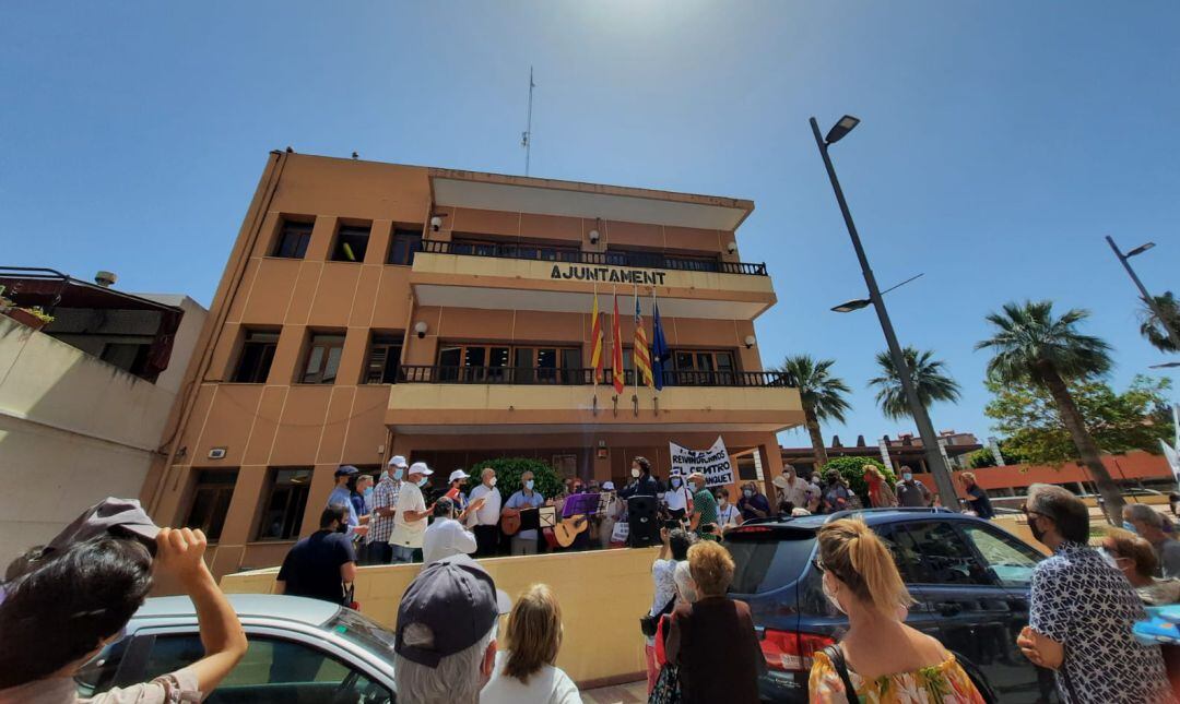 Los manifestantes frente al Ayuntamiento