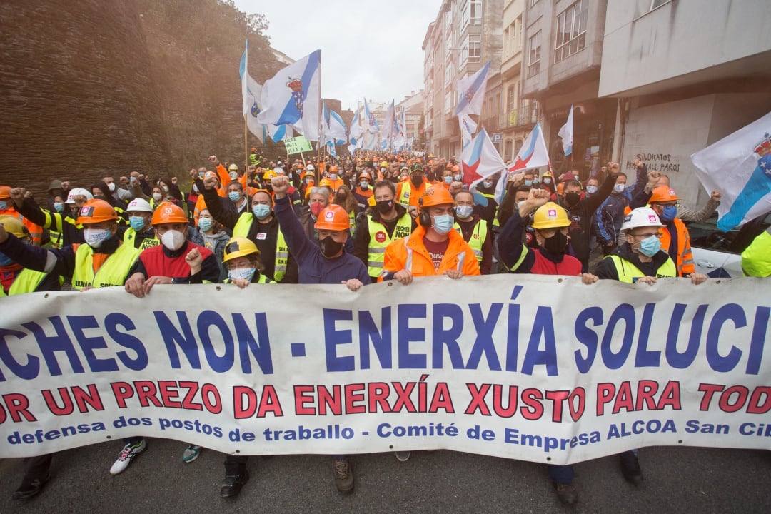 Trabajadores de la planta de Alcoa San Cibrao caminan en una concentración llevada a cabo por Lugo