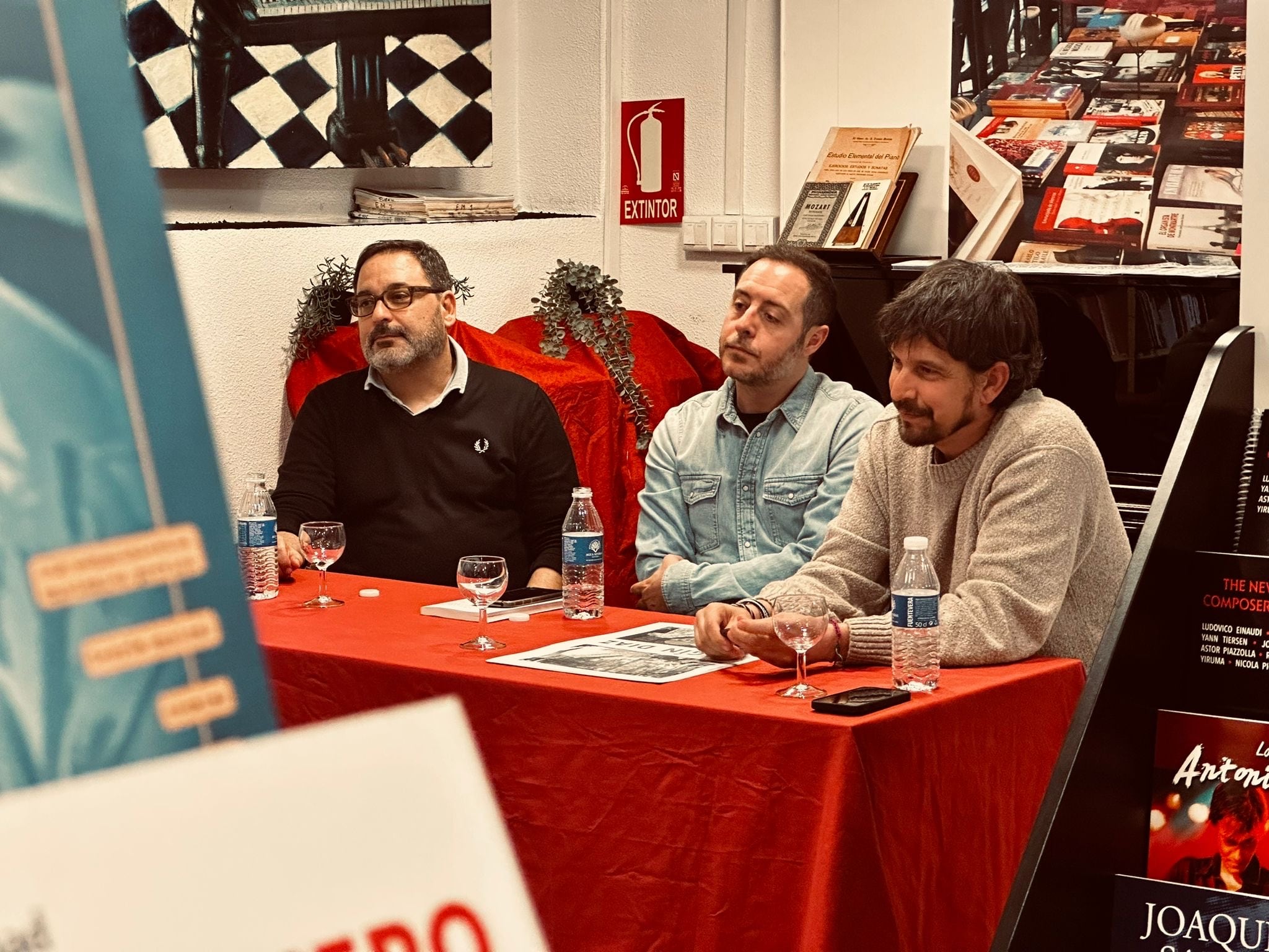 Ramiro Domínguez y Fernando Navarro junto al autor de &#039;Vidas perras&#039; Alfonso Cardenal (a la derecha).