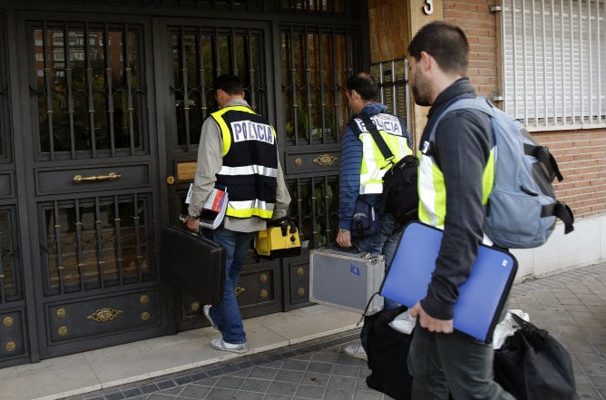 Agentes de la Policía Nacional acceden a la vivienda donde los investigadores creen que el detenido llevaba a las menores raptadas