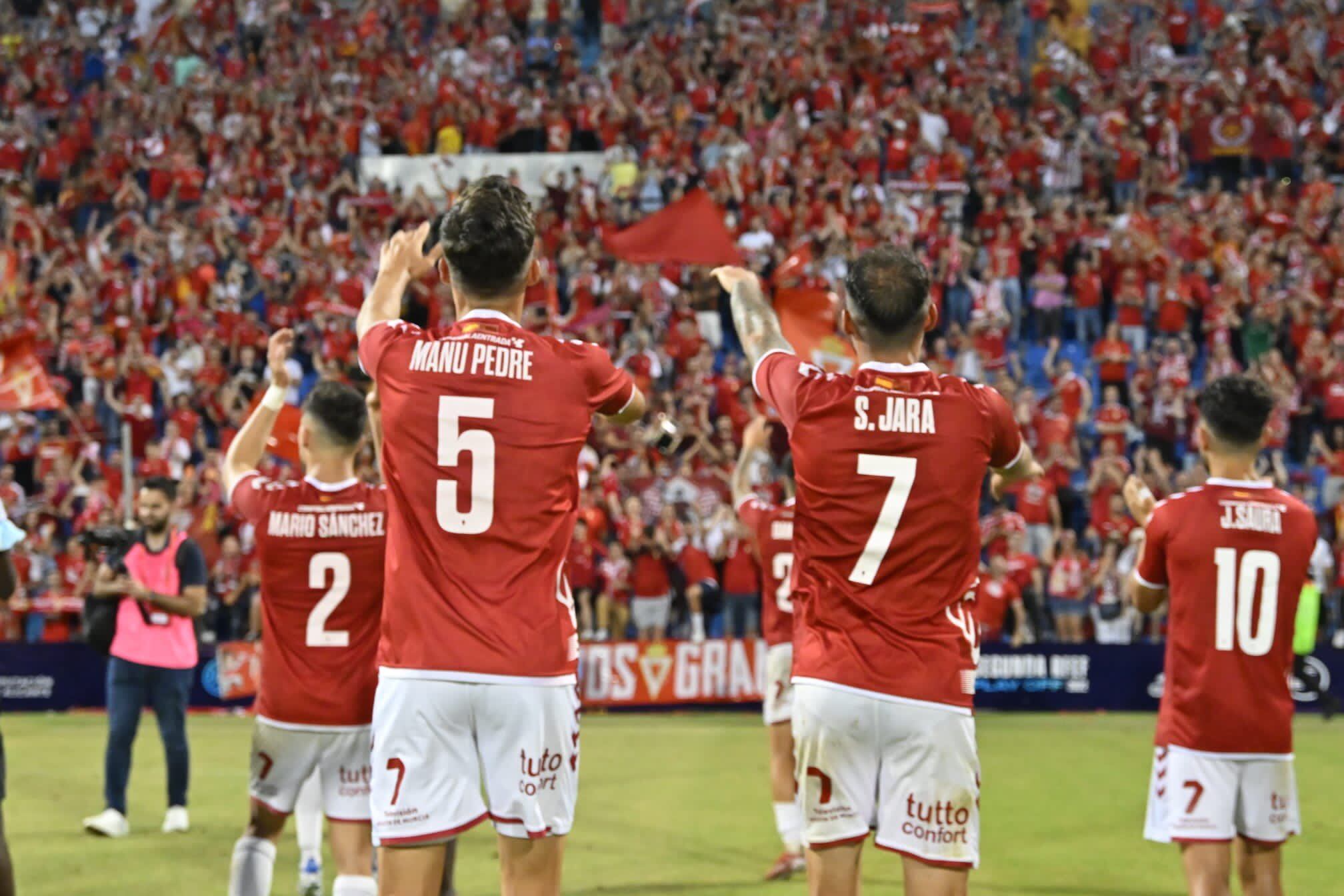 Jugadores del Real Murcia tras el pitido final en el Rico Pérez