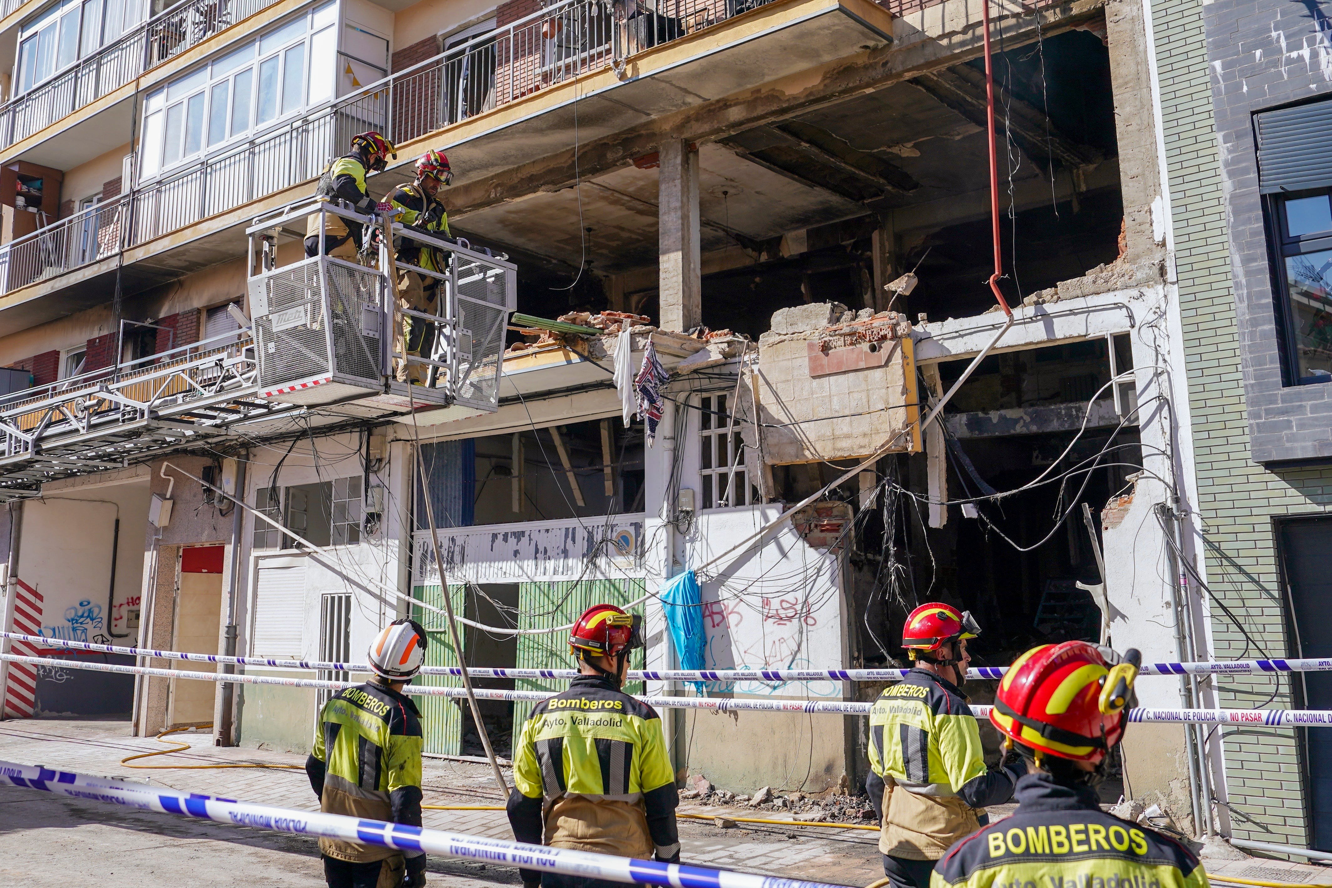 VALLADOLID, 02/08/2023.- Efectivos de bomberos realizan labores de limpieza y desescombro en el edificio de la calle Goya en Valladolid, este miércoles, tras la explosión mortal registrada anoche en el inmueble. EFE/Nacho Gallego
