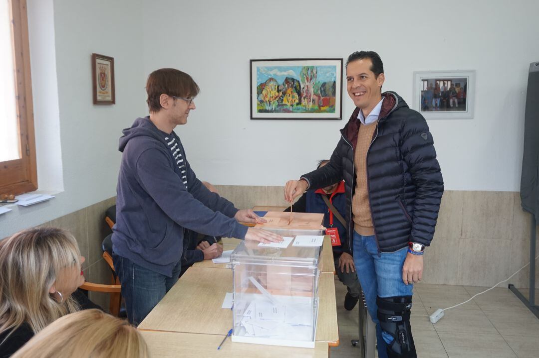 Alfaro ejerciendo su derecho al voto