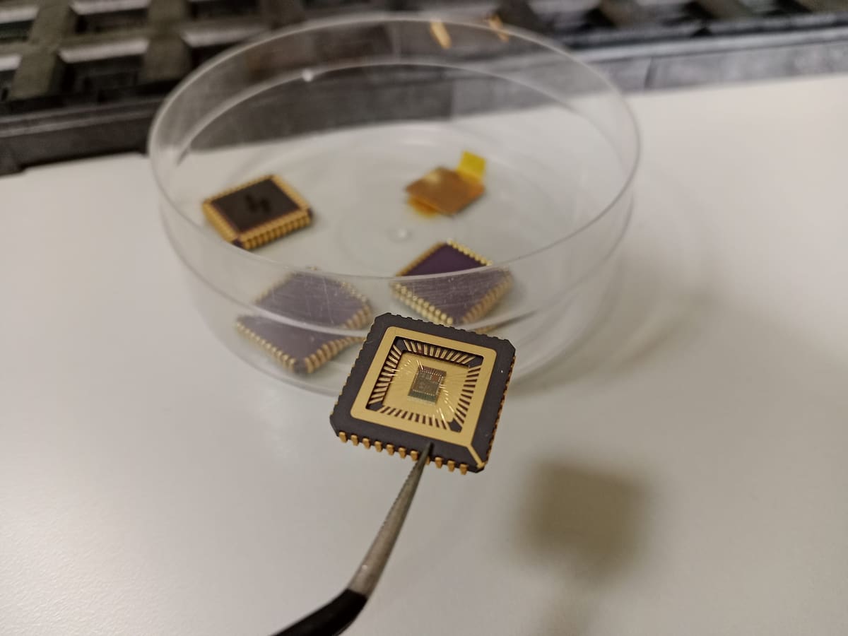 La UIB desarrolla un chip del tamaño de una uña que consume 100 veces menos energía