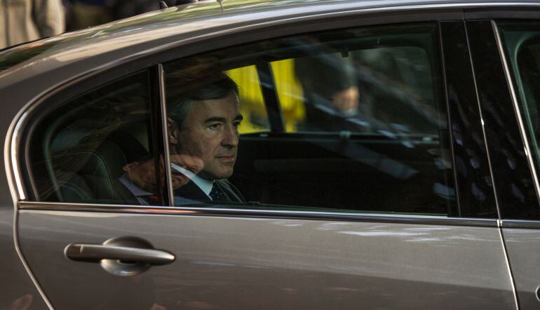 MADRID, SPAIN - OCTOBER 28:  Angel Acebes, ex interior minister and ex-secretary general of the ruling Popular Party leaves Madrid&#039;s High Court  on October 28, 2014 in Madrid, Spain.  Acebes is being questioned by judge Pablo Ruz about money allegedly tak