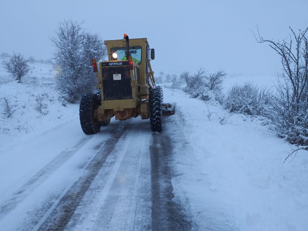 Motoniveladora limpiando en la provincia