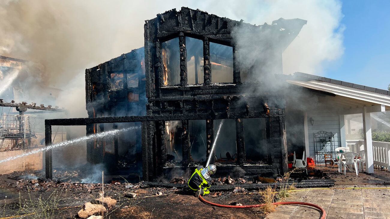 Los bomberos consiguieron apagar las llamas en la dos casas e impedir que llegasen a otros chalés cercanos