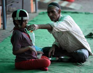 Un niño que ha nacido con malformación consecuencia de la fuga tóxica de Bhopal. AFP PHOTO/ INDRANIL MUKHERJEE