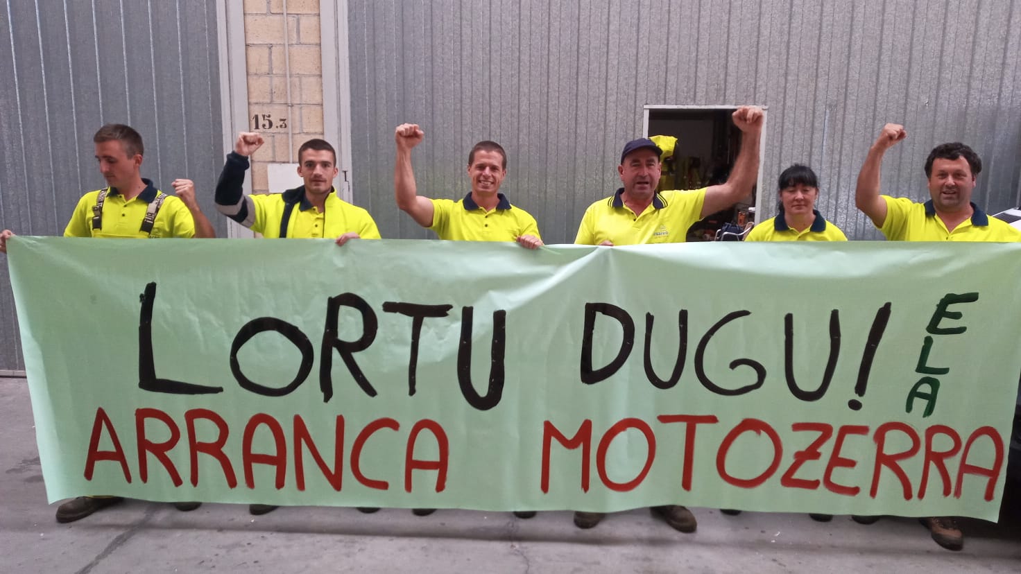 Los trabajadores con una pancarta en la que se puede leer (&quot;lortu dugu&quot;) | Fuente: Sindicato ELA