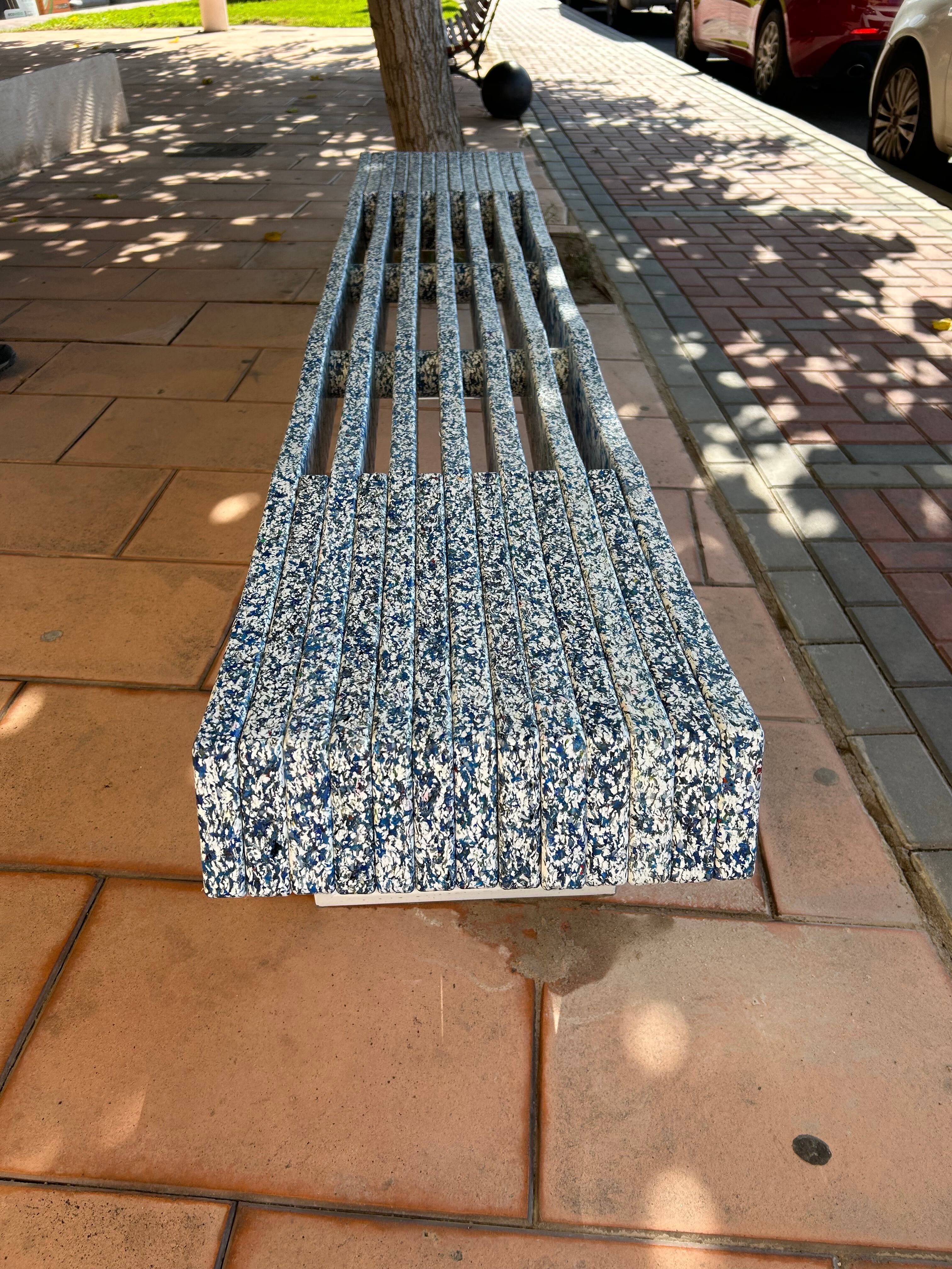 Banco fabricado con plásticos