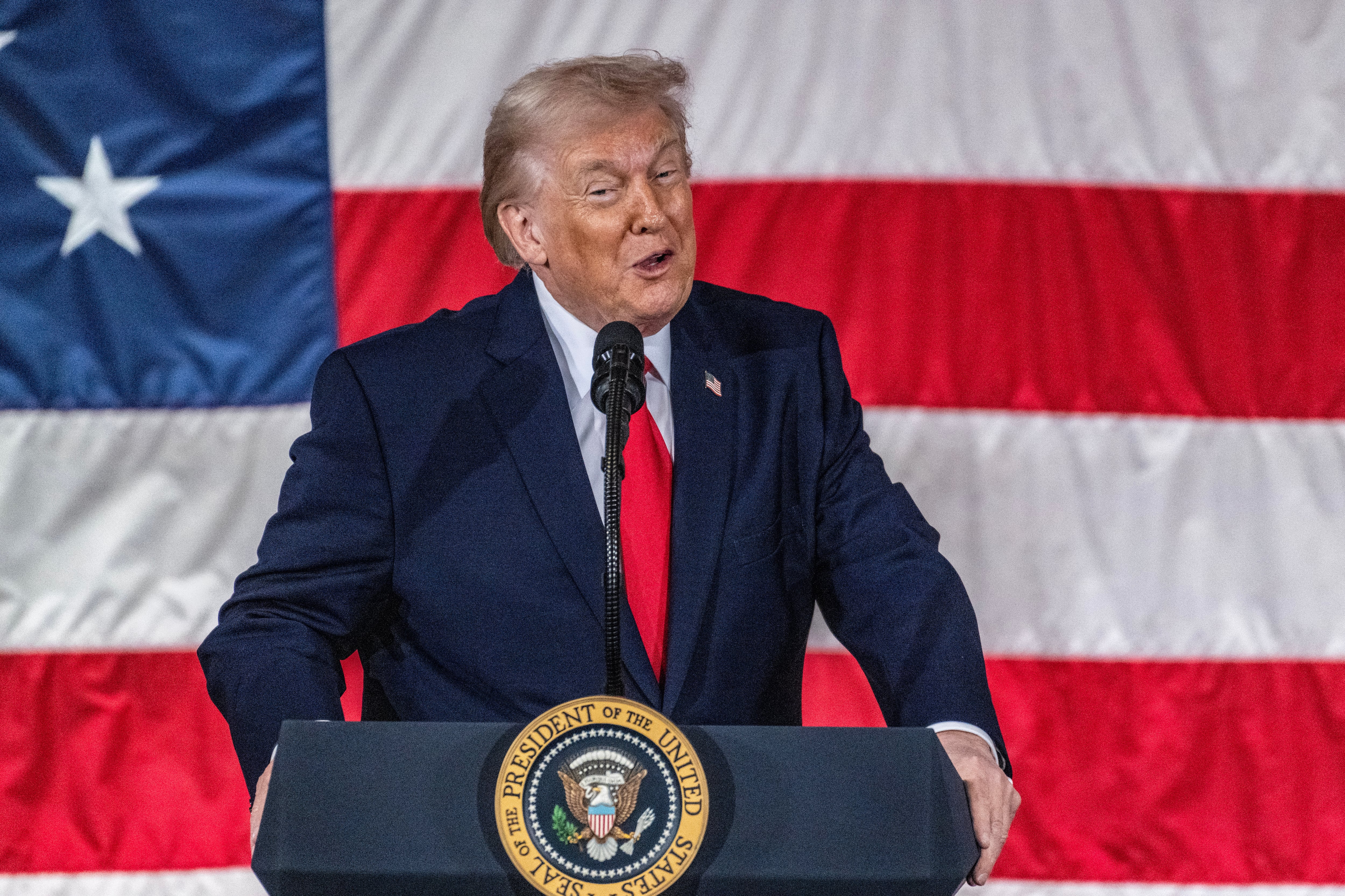 El presidente de Estados Unidos, Donald Trump, durante una visita a las tropas que participaron en la detención de Maduro. 