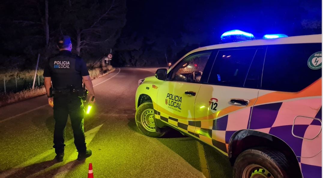 Control policial en una imagen facilitada por el Ayuntamiento de Sant Josep