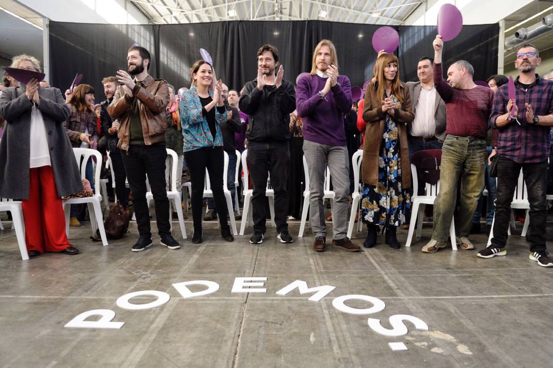 El secretario general de Podemos Castilla y León y candidato a la Presidencia de la Junta, Pablo Fernández  junto al diputado Rafael Mayoral en el acto de presentación de candidatos a los diferentes procesos electorales celebrado hoy en Valladolid. 
