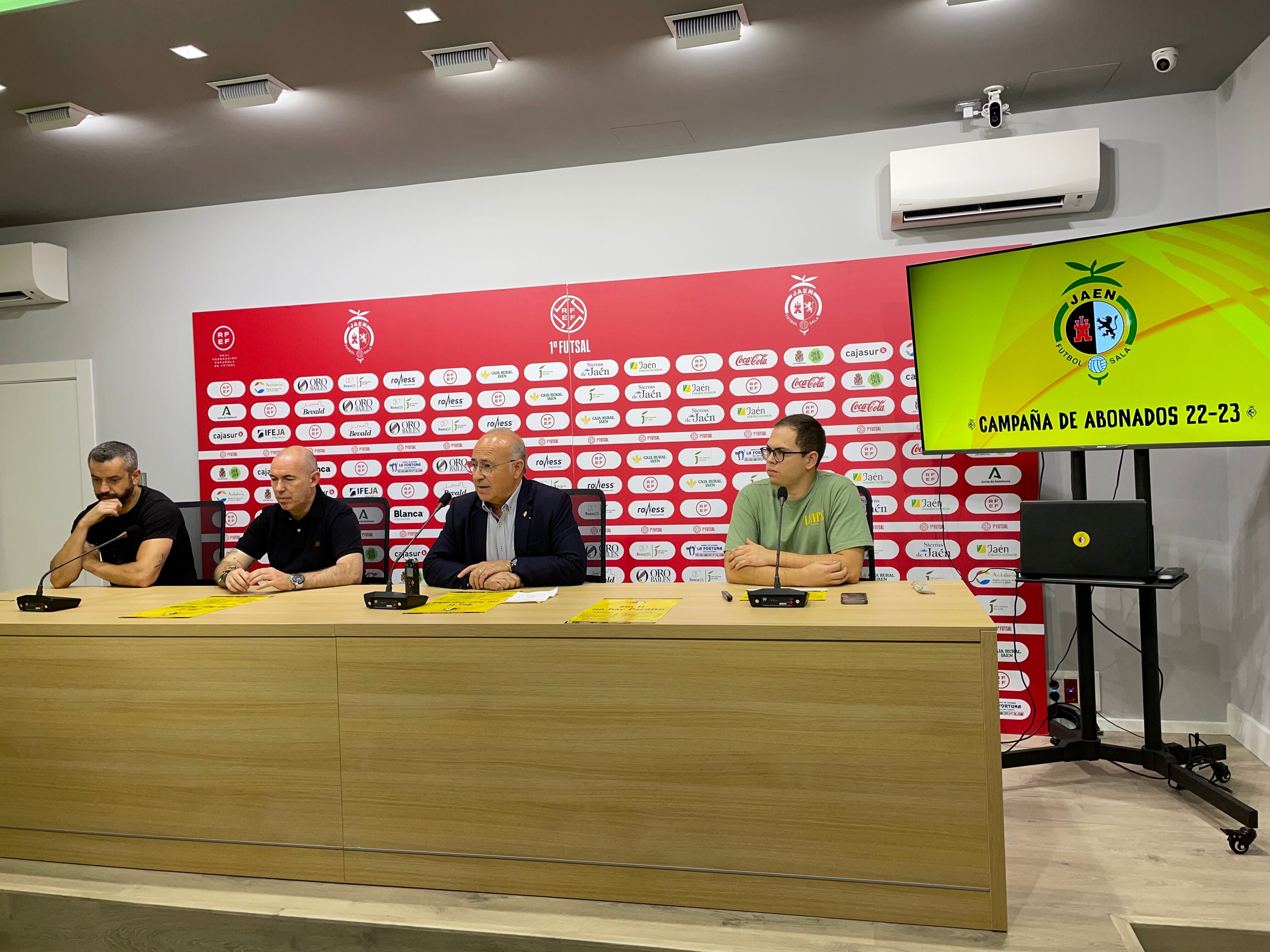 El capitán Mauricio, el entrenador Dani Rodriguez, el presidente Germán Aguayo y el jefe de prensa Jesús Higueras en la presentación de los precios de la campaña de abonados