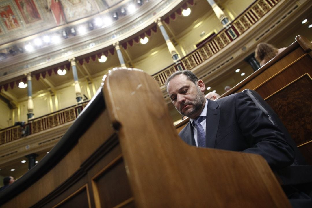 El ministro de Fomento, José Luis Ábalos, sentado en su escaño antes de intervenir en el debate sobre el Real decreto-ley sobre medidas urgentes en materia de vivienda y alquiler en el Congreso de los Diputados 
 ECONOMIA 
 Eduardo Parra - Europa Press
 