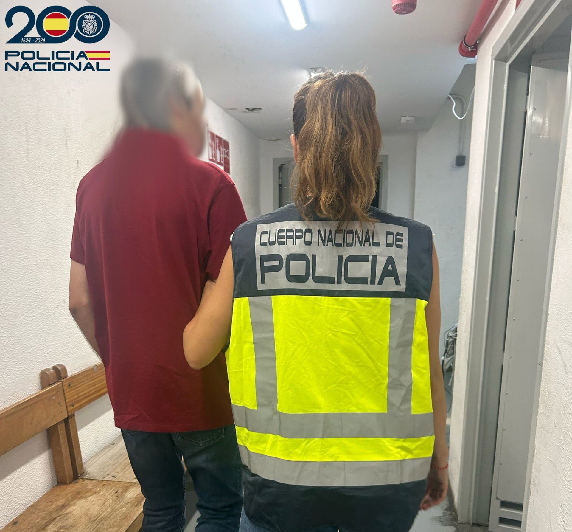 02/08/2025 Detenido un hombre por masturbarse frente a una mujer en Palma.
Agentes del Grupo de Investigación del Distrito Centro de la Policía Nacional en Palma detuvieron este pasado miércoles, día 30 de julio, a un hombre, de origen español, como presunto autor de un delito de acoso, por masturbarse frente a una mujer, en Palma.
SOCIEDAD
POLICÍA NACIONAL