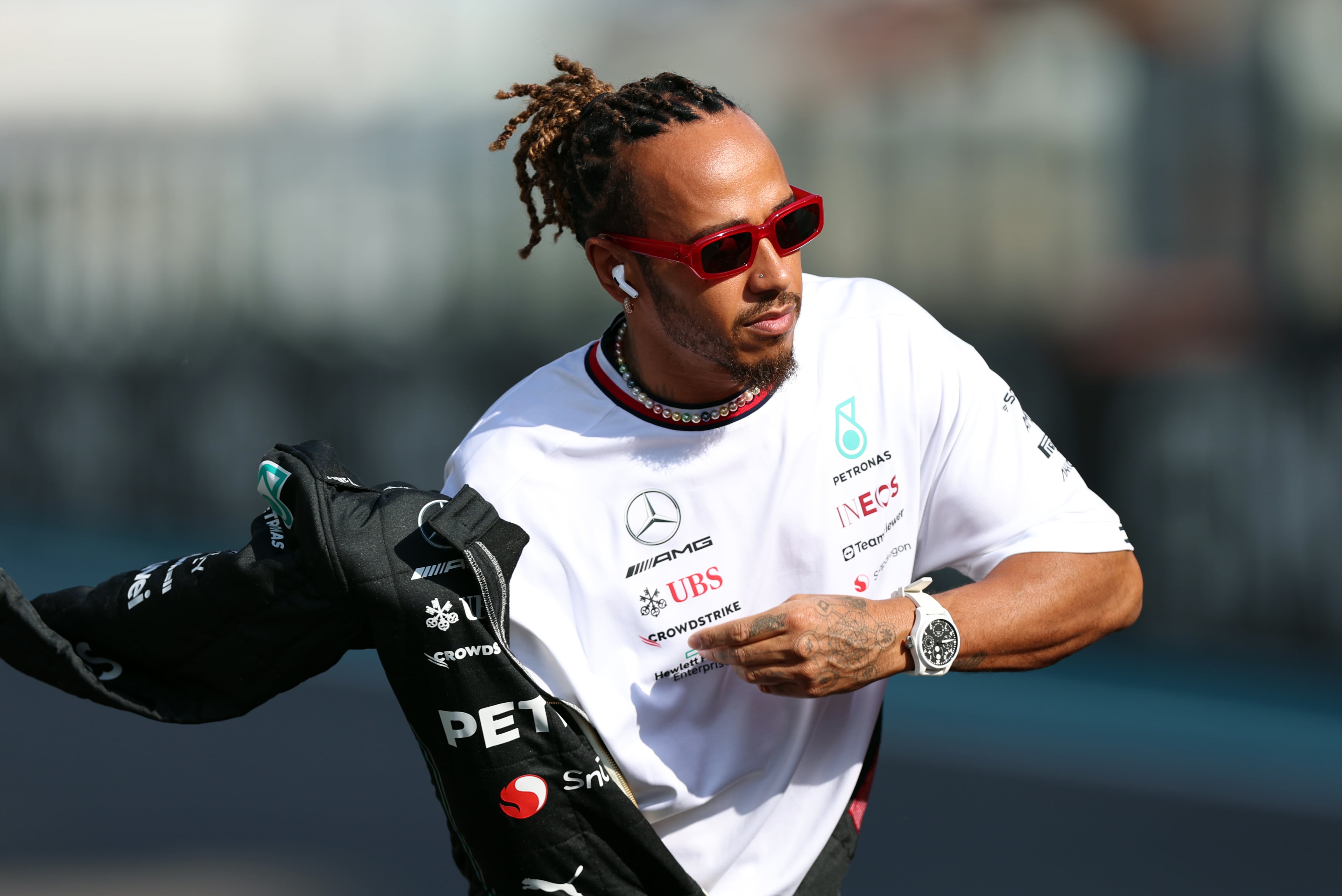 Hamilton se quita el mono de Mercedes durante el GP de Abu Dhabi 2023