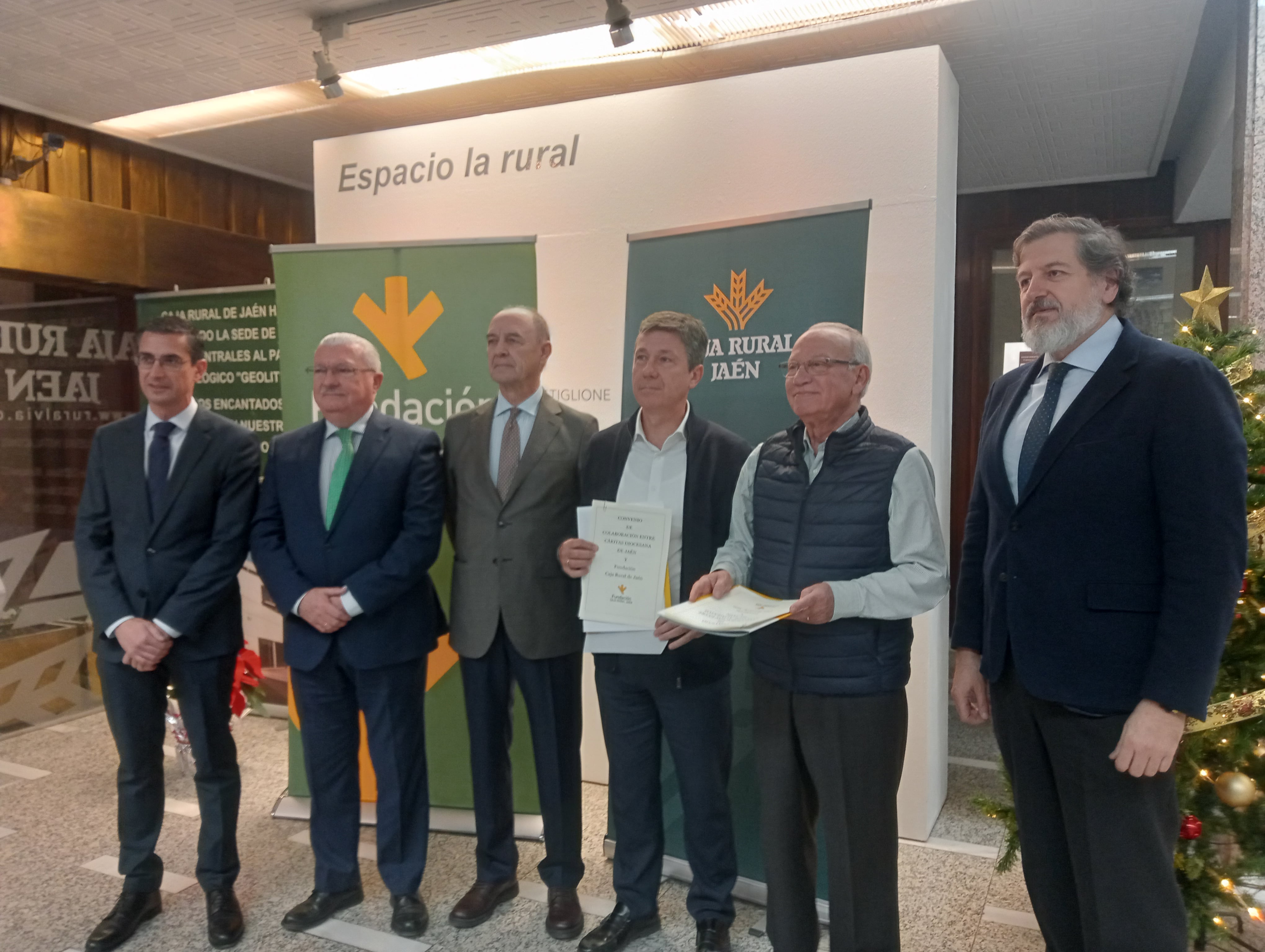 Foto de Familia de  la entrega de lo recaudado en la campaña &quot;Juntos somos Más&quot;